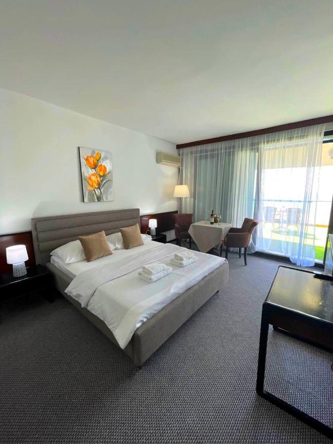 Corpus A - Hotel Albatros Ulcinj Zewnętrze zdjęcie