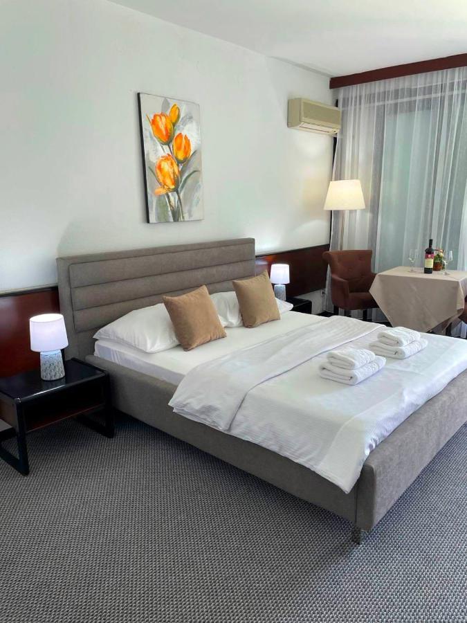 Corpus A - Hotel Albatros Ulcinj Zewnętrze zdjęcie